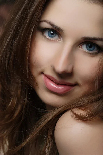 Retrato Uma Jovem Com Olhos Azuis — Fotografia de Stock
