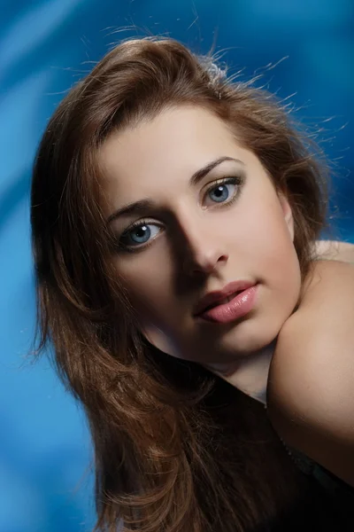 Retrato Uma Jovem Com Olhos Azuis — Fotografia de Stock