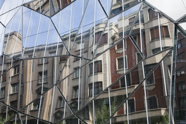 Edificio Clásico Reflexiones Sobre Fachada Cristal Moderna Ciudad Bilbao España —  Fotos de Stock