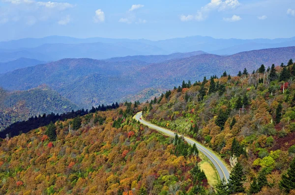 Straße durch die rauchigen Berge im Herbst — Stockfoto