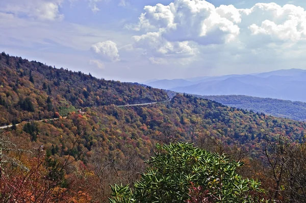 가을 안개 자욱한 산맥을 통해도 — 스톡 사진