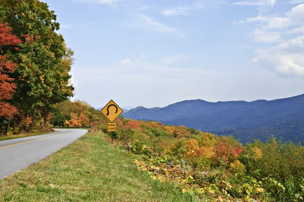 Знак на шосе гора — стокове фото