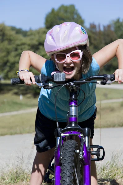 Lány, hogy buta, egy kerékpár — Stock Fotó