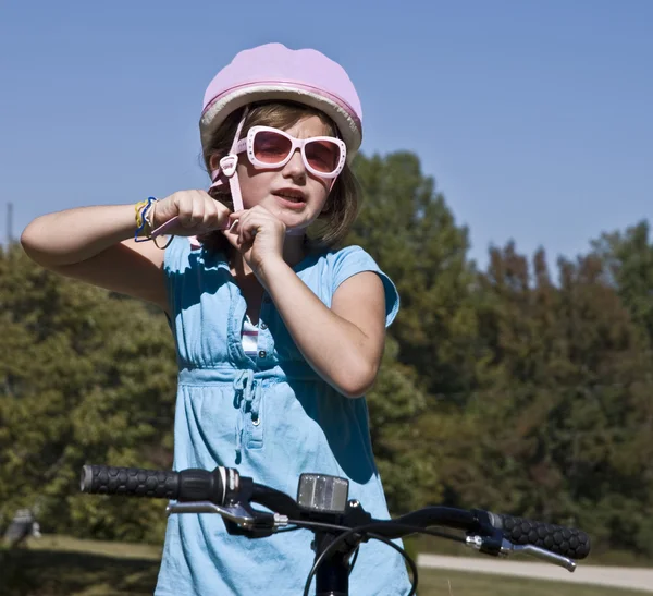 Menina se preparando para andar de bicicleta — Fotografia de Stock