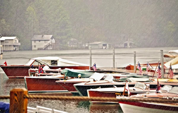 雨の中で木製ボート — ストック写真