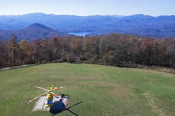 山の上のヘリコプターします。 — ストック写真