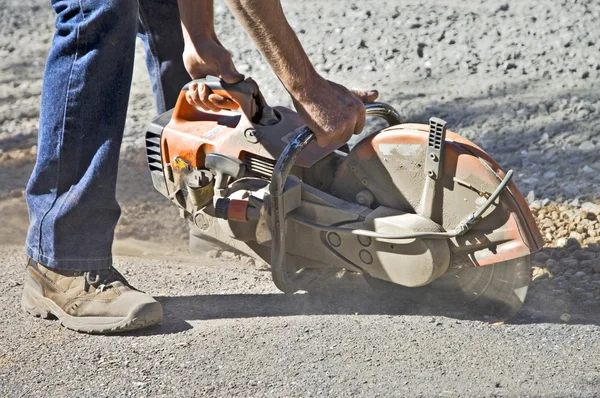 Uomo taglio asfalto — Foto Stock