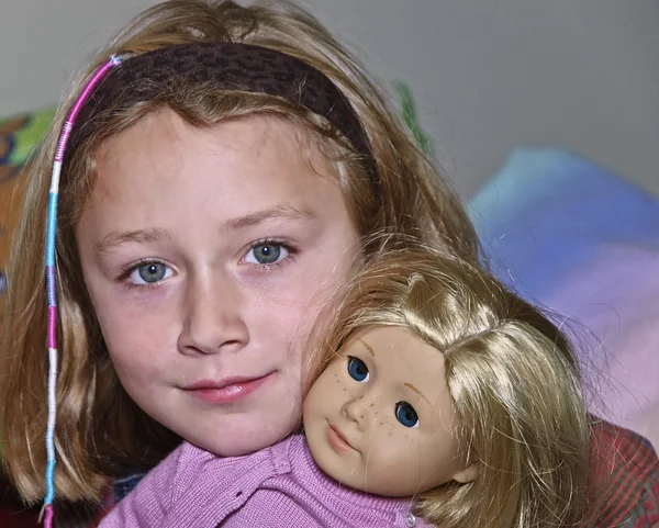 Jong meisje met haar pop — Stockfoto