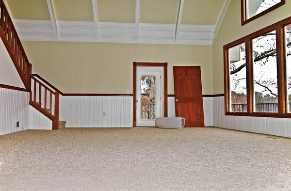 Habitación vacía con alfombra nueva —  Fotos de Stock