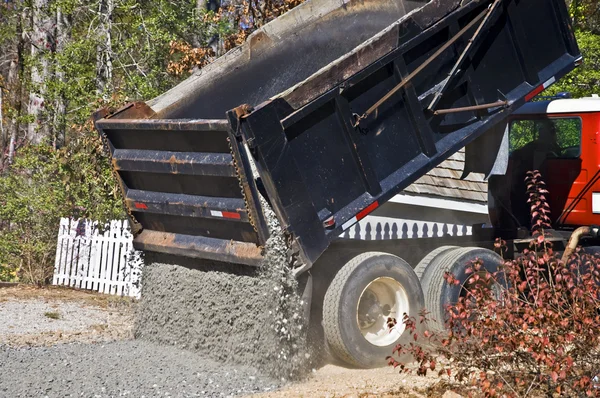 Duża ciężarówka dumpingu żwir — Zdjęcie stockowe
