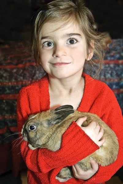 Leuk meisje bedrijf konijn — Stockfoto