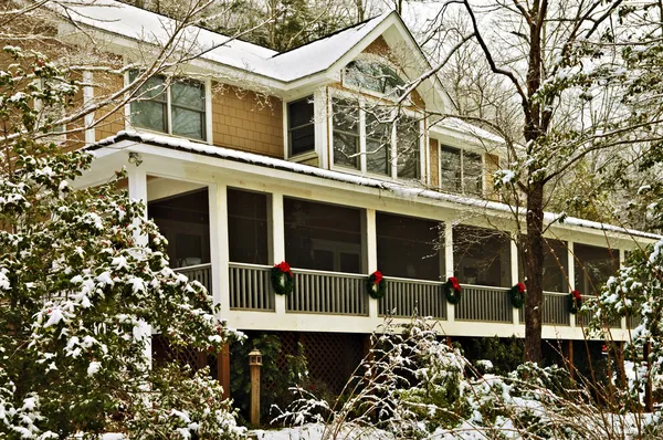 Ein Großes Haus Mit Weihnachtskränzen Entlang Der Veranda — Stockfoto