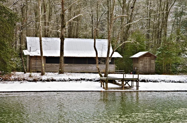 Mały Domek Nad Jeziorem Zimie — Zdjęcie stockowe
