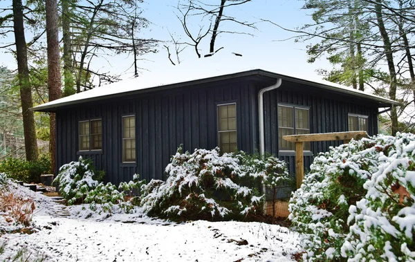 Uma Casa Madeira Escura Estilo Cottage Contra Neve Branca — Fotografia de Stock