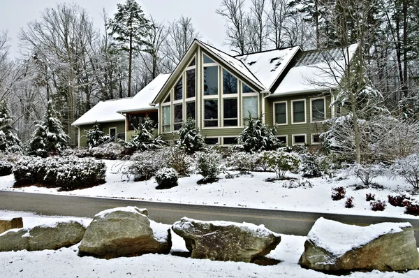Grande casa in inverno Foto Stock Royalty Free