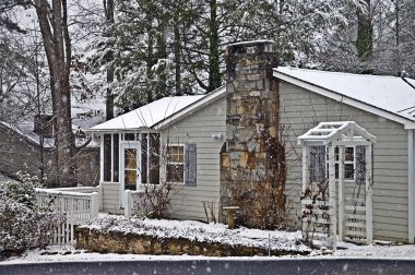 karlı bir günde evi