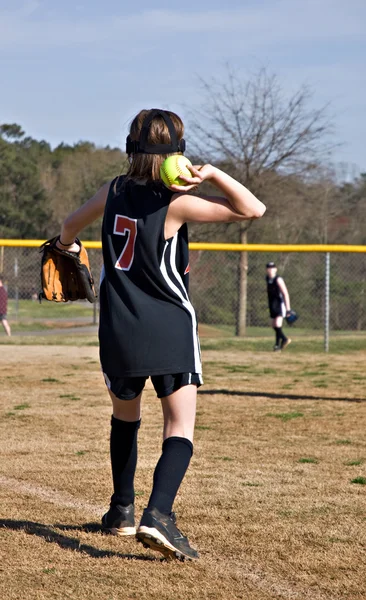 Dziewczyna Preteen Rzucanie Softball Drużyny Podczas Meczu — Zdjęcie stockowe
