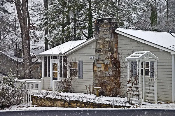 Hus på en snöig dag — Stockfoto