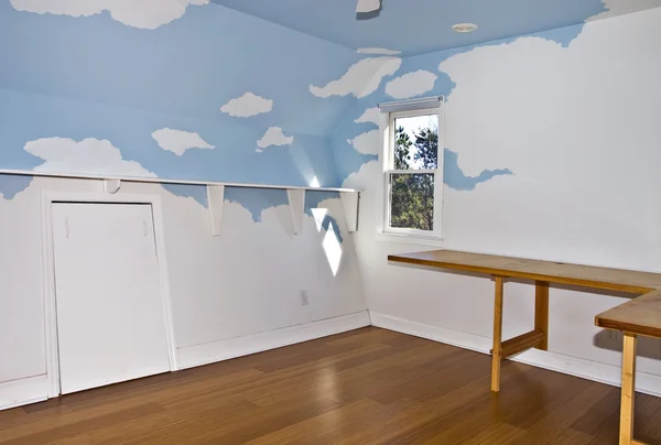Pieni maalattu huone — kuvapankkivalokuva
