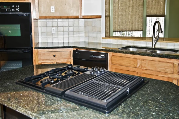 Een Keukenhoek Cooktop Instellen Een Granieten Aanrecht Met Een Oven — Stockfoto