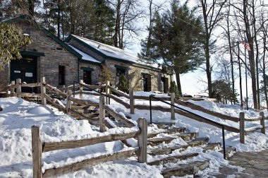 Doğal taştan, eski bir bina, kan Dağı'nda appalachian iz walasi-yi center açıktır..