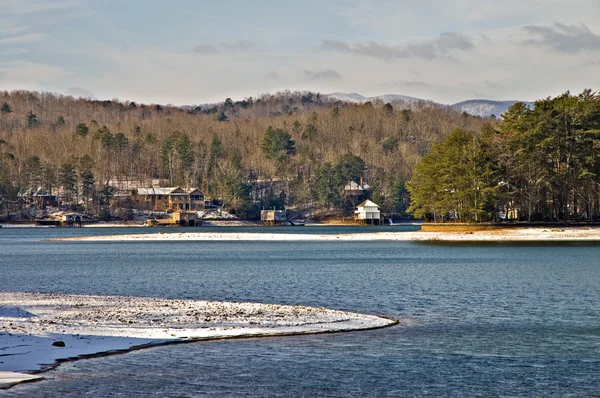 冬の湖と山の景色 — ストック写真