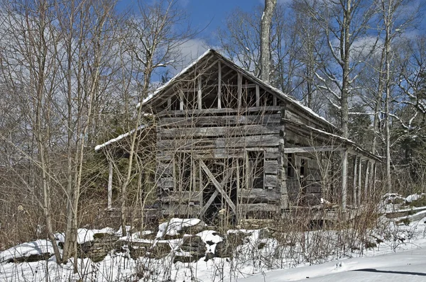 Verlaten huis in Sneeuw — Stockfoto