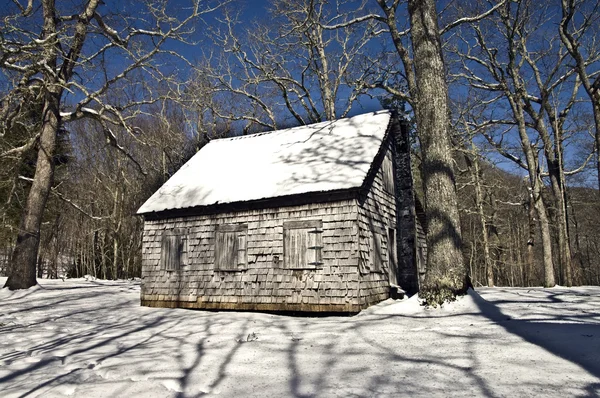 Kışın eski bir ev — Stok fotoğraf