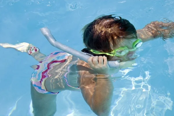 Jeune fille plongée avec tuba — Photo