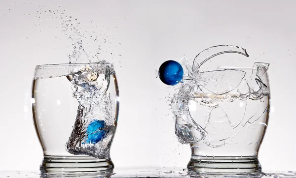 Exploderende glas water — Stockfoto