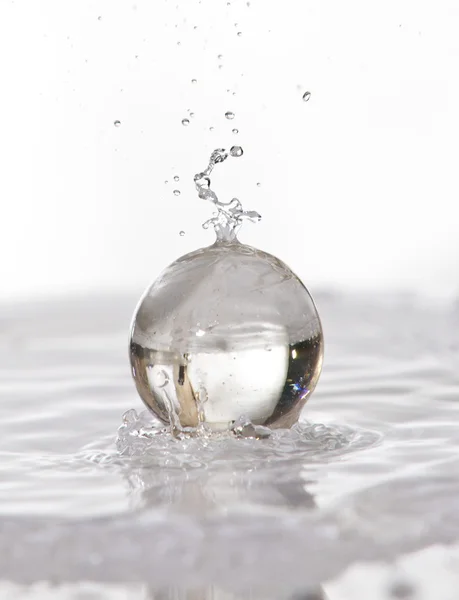Сферы и вода — стоковое фото