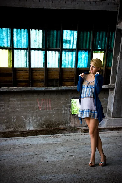 Lány a gyárban카스텔로 도스 mouros — Stock Fotó
