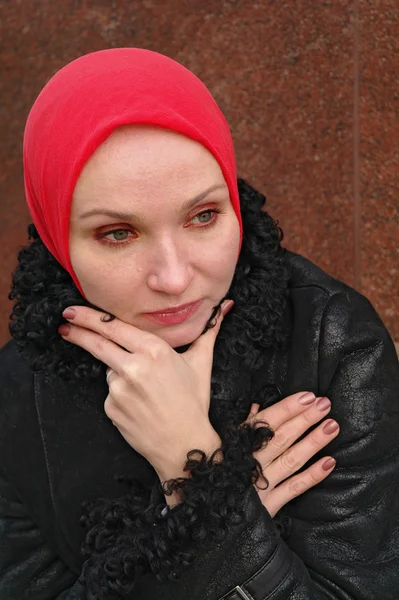 A menina em um lenço vermelho e um casaco preto anseia e chora, Moscou, Rússia — Fotografia de Stock