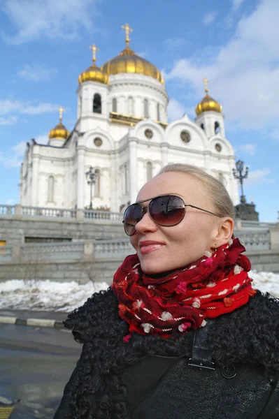 Portrait de la jeune fille contre un temple du Christ Sauveur, Moscou — Photo