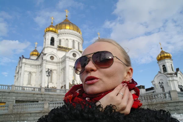 Portrét dívky proti chrámu Krista Spasitele, Moskva — Stock fotografie