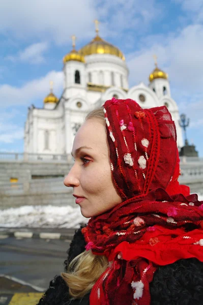 Portrait of the girl the Christian against a temple in Moscow — Stock Photo, Image