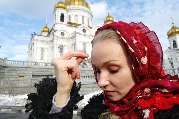 The girl the Christian is christened against a temple in Moscow — Stock Photo, Image