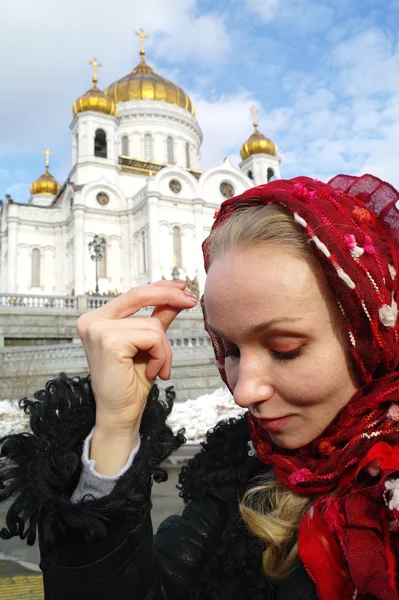 The girl the Christian is christened against a temple in Moscow — Stock Photo, Image