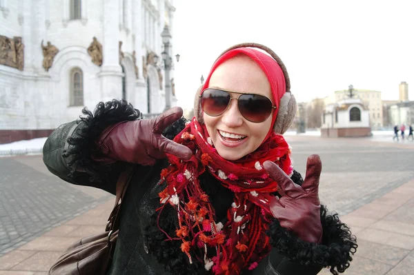 Веселая девушка о храме Христа Спасителя, Москва — стоковое фото