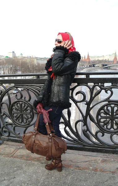 Das Mädchen auf der Brücke im Winter, moskau, russland — Stockfoto