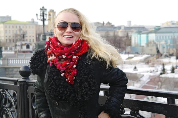 La chica en el puente en el invierno, Moscú, Rusia — Foto de Stock