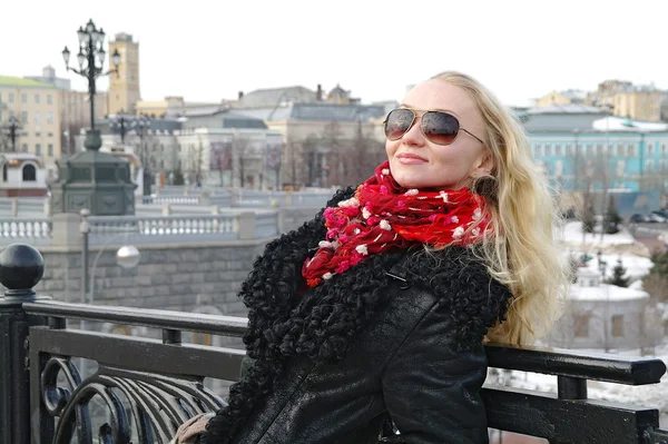 A menina na ponte no inverno, Moscou, Rússia — Fotografia de Stock