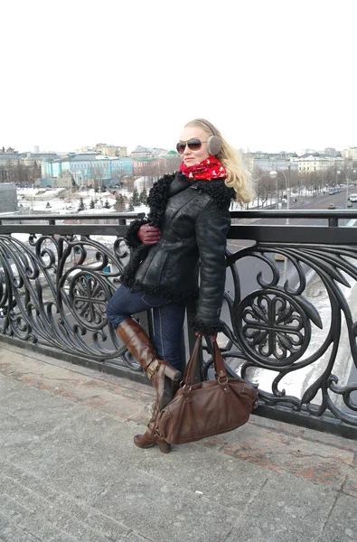 Девушка на мосту зимой, Москва, Россия — стоковое фото