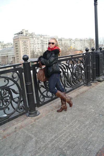 Flickan på bron i vinter, Moskva, Ryssland — Stockfoto