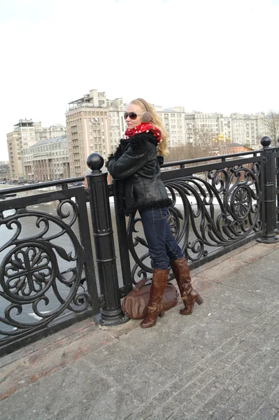 The girl on the bridge in the winter, Moscow, Russia — Stock Photo, Image