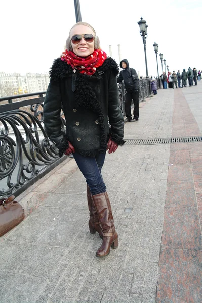 La fille sur le pont en hiver, Moscou, Russie — Photo