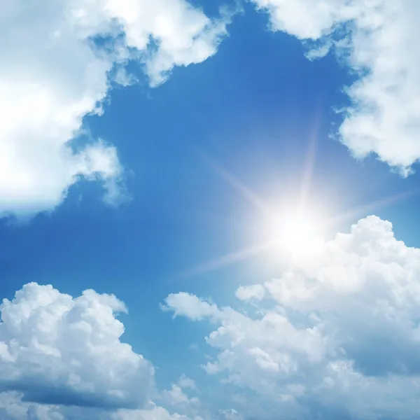 Wolken en zon op sky — Stockfoto