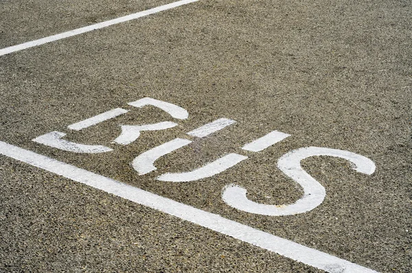 Sokakta boyalı bir otobüs durağı işaret — Stok fotoğraf