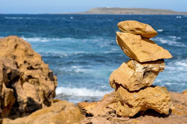 Een stapel stenen op de kust — Stockfoto