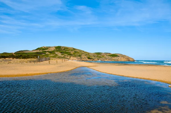 Pohled na binimela pláži v menorca, Baleárské ostrovy, Španělsko — Stock fotografie